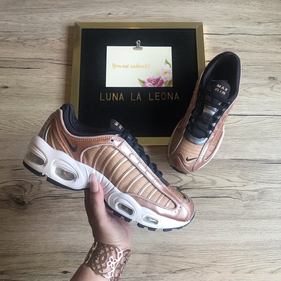 NEW Nike Air Max Tailwind IV Sneakers, CT1184-900, size 7 Women - Picture 1 of 13